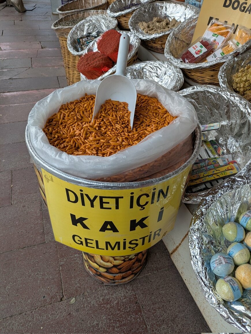 トルコの市場で売られていた柿の種