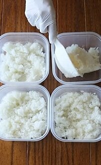 「ゴージャスのり弁当だ！」家族4人分の弁当は……ご飯の上に〈焼き鮭〉〈卵焼き〉〈ウインナー〉がギッシリで最高！