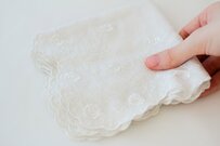 なかなか笑わなかった養子の娘を大爆笑させたのは『ハンカチ』！？予想外のおもしろデザインが話題に