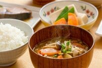 【65歳以上・無職夫婦】平均貯蓄額は？年金月額はいくら？この金額で暮らせるかデータで確認