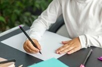 シール屋さんごっこで「子供が書いた張り紙」　あまりにも直球すぎる文面に「全店舗これでいい」