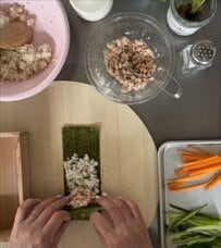 高校生の娘から「明日お弁当だからね」と急に言われた母　自宅にある食材で作った一品に「春を感じるような素敵なお弁当」