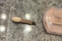 「メイク界の弘法」現る　ブラシセットを忘れて「1本の筆」で仕上げたメイクに絶賛の声