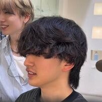 パーマヘアからさらさらストレートに。男性が〈シースルーマッシュ〉でさっぱりスタイルチェンジ