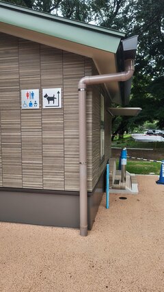 埼玉県和光市の公園で発見した「犬用トイレ」 斬新な水洗トイレの仕組みに「すげえ」