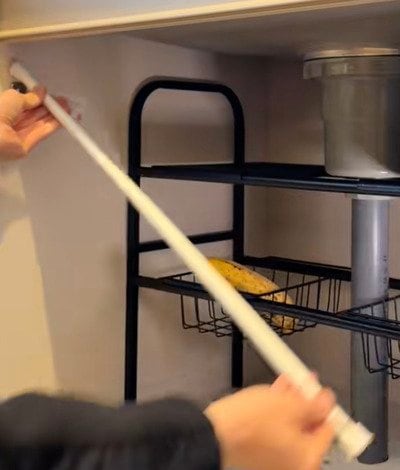 突っ張り棒を活用して収納を増やす