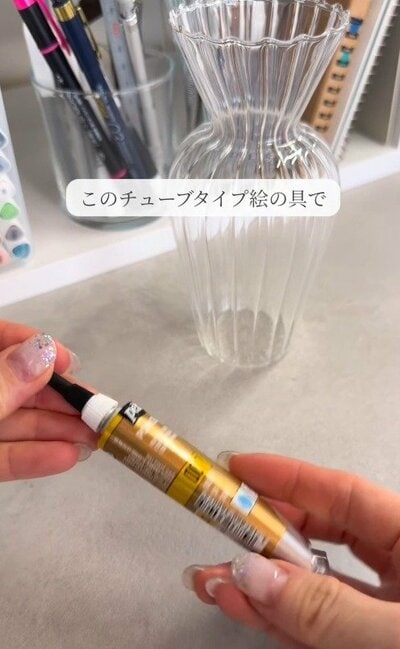 チューブ絵の具で花瓶に模様を描く工程