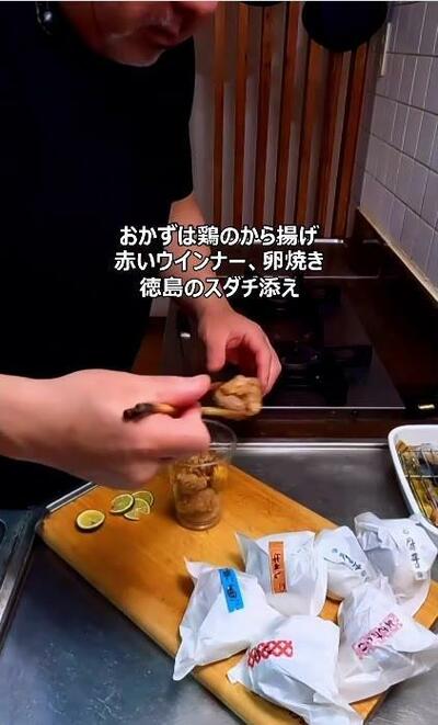 唐揚げやウインナーがカップに詰められていく