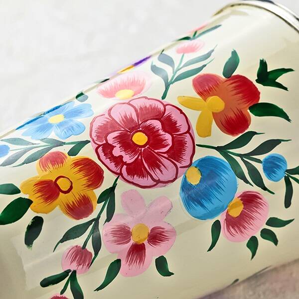 カップはインディアンブルー・アイボリー・ミントグリーンの3色