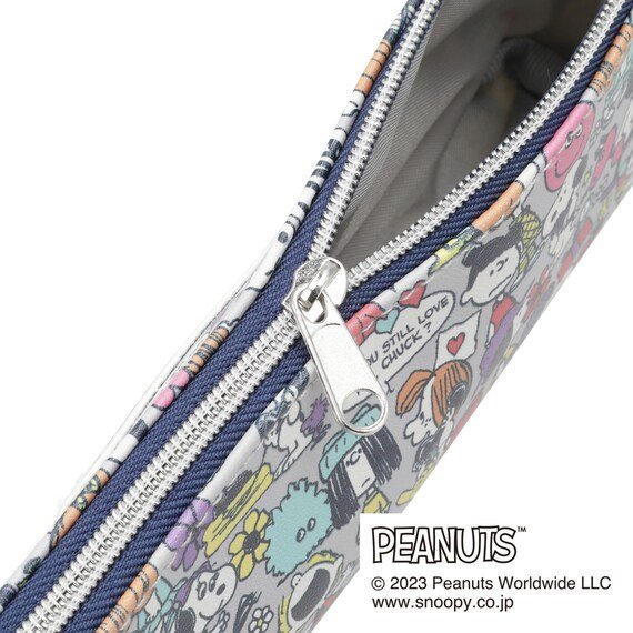 スヌーピーと仲間たちが総柄で描かれたペンケース
