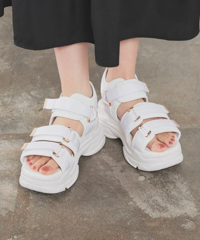 金具使い厚底サンダル