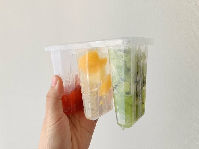 くだものを容器にいれる様子