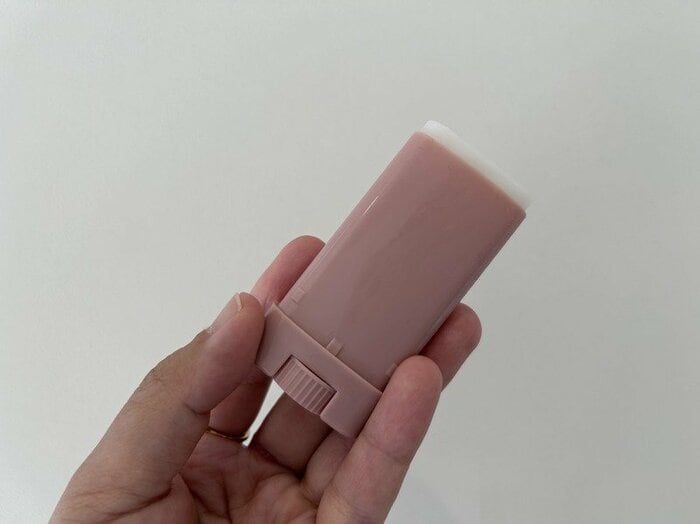 ふたをあけると白いバームがスティック状になっていました