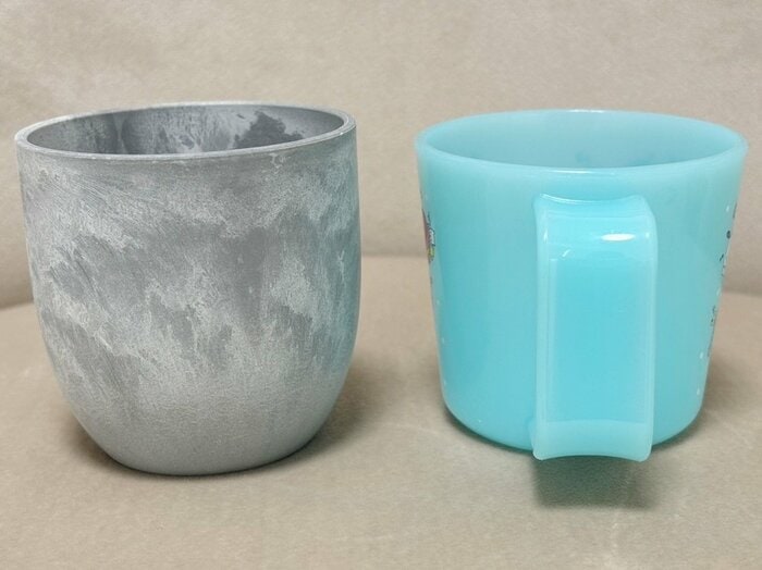 比較のために、子供用のコップとサイズ感を比べてみました