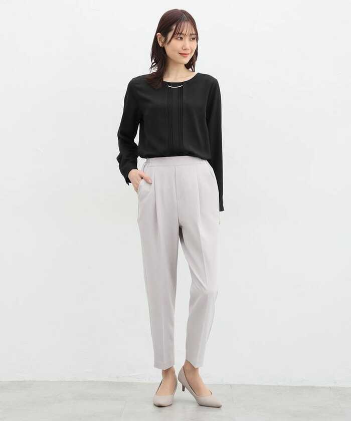 ピンタック入りで上品なデザインのブラウス