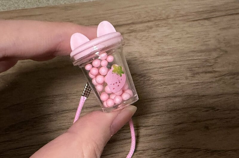 筆者撮影(セリア、ぬい用 肩掛けドリンクホルダー)