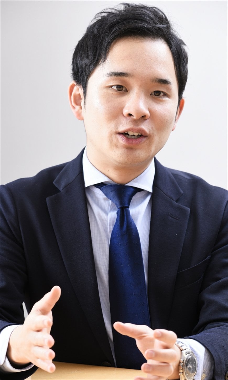 共同出資型不動産のスキームについて説明する山内氏