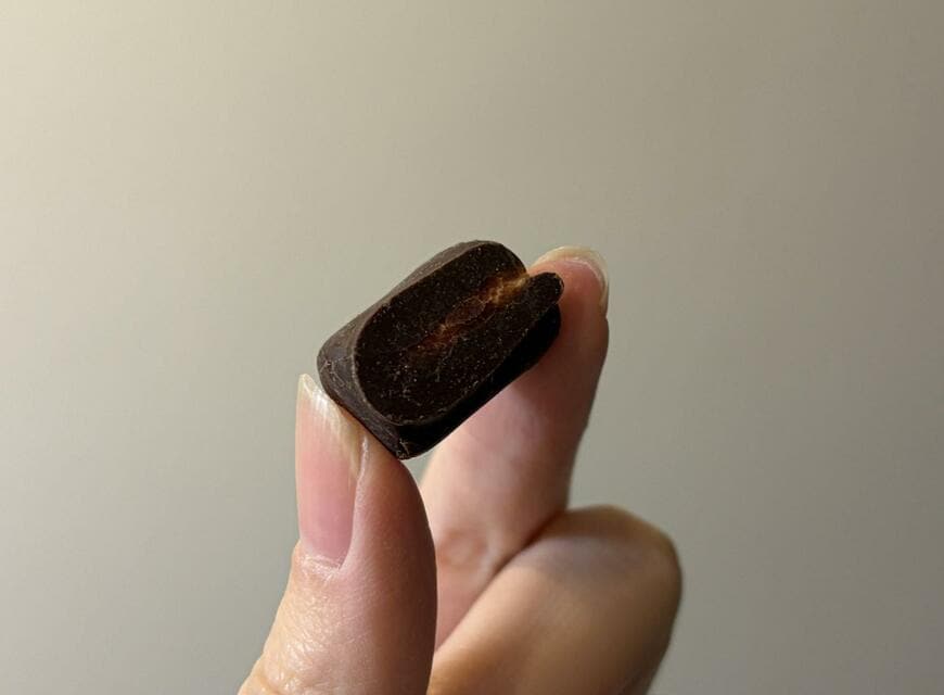 筆者撮影（ファミリーマート、ビターチョコを味わうチョコがけマシュマロ）