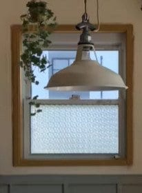 まるで外国のカフェみたい！築40年超戸建の「レトロすぎる窓」に……「オシャレな内窓」をDIYでプラスして大変身！