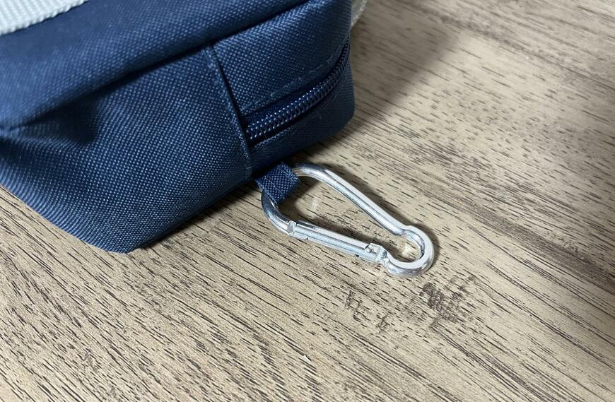 筆者撮影（キャンドゥ、CA ミニスクールバッグキーホルダー NV）