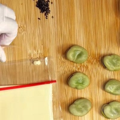 【キャラ弁】そら豆・黒ゴマ・マヨネーズで作るカエルが可愛い！彩り豊かでにぎやかなお弁当に笑顔