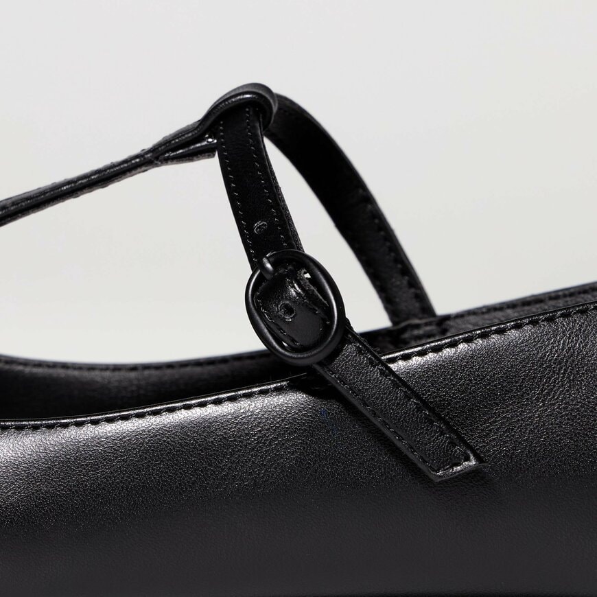 出所：ユニクロ公式　Tストラップバレエシューズ