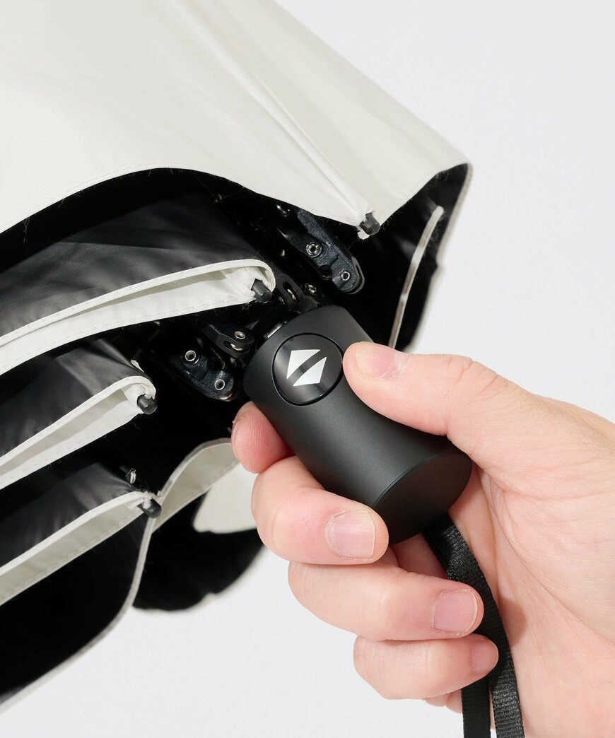 持ち手にあるボタンを押すだけで傘の開閉が自動でできます