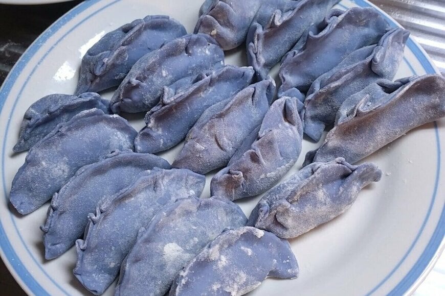 青紫色の餃子が「酢コショウで赤色」に変化？　まさかの結末に「綺麗すぎるから…」