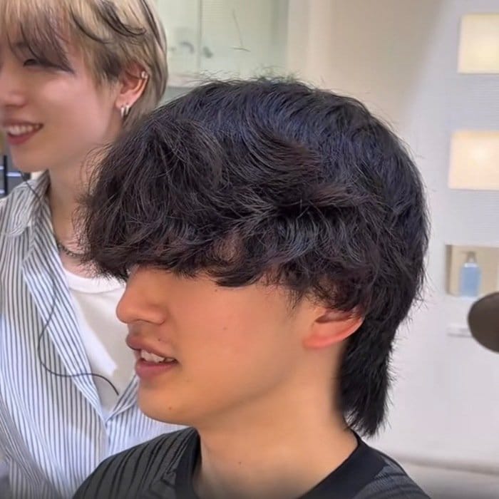 パーマヘアからさらさらストレートに。男性が〈シースルーマッシュ〉でさっぱりスタイルチェンジ