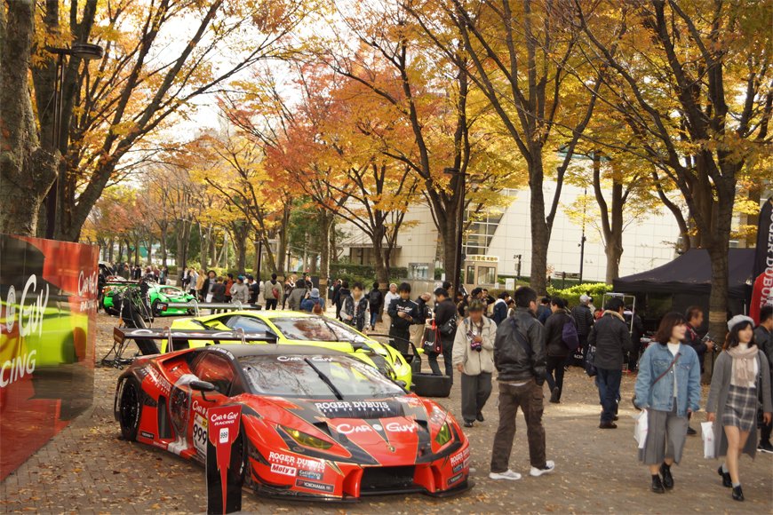 公園でラリーカーが大ジャンプ？ 人が乗れるミニ四駆も登場