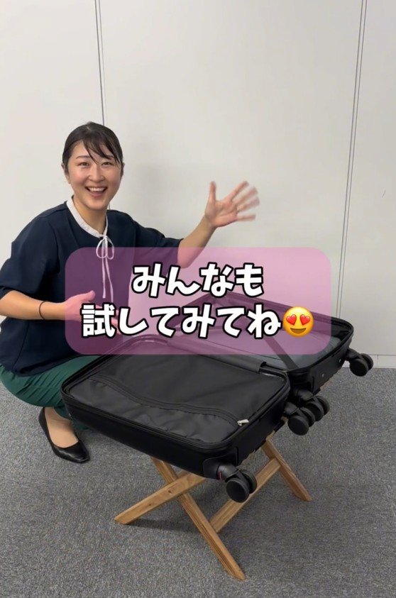 バゲージラックの上にスーツケースを置く