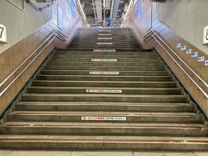 ホームへ向かう階段
