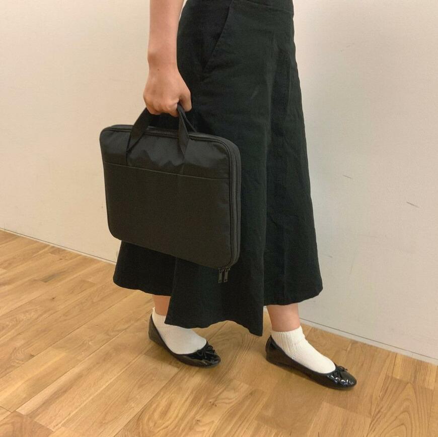 無印良品、入れたまま使えるパソコンケース持ち歩き時のイメージ画像