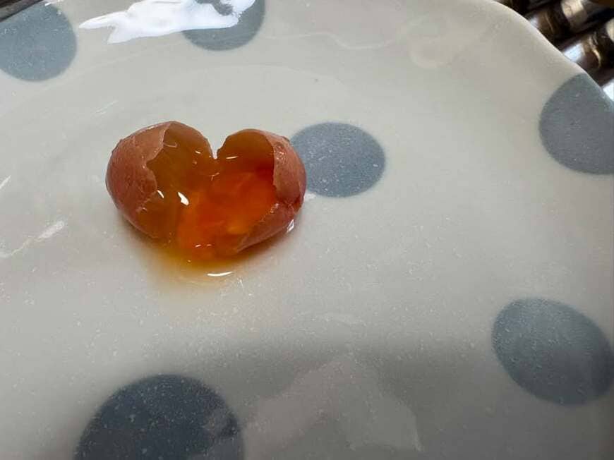 小さいけれどちゃんと黄身と白身があります