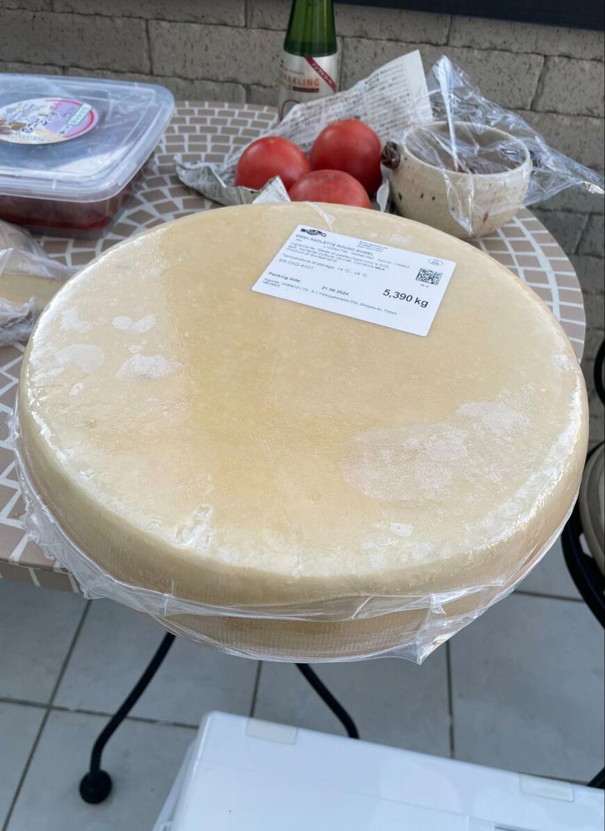 ベランダで冷やしているチーズ