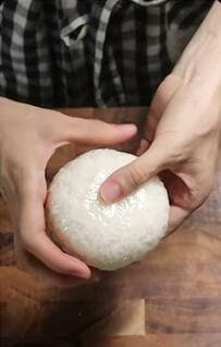 【大きなおにぎり弁当】ゆず胡椒ツナマヨを包んだ“まんまるおにぎり”がずしり。豆腐ナゲットも並んでおいしそう！