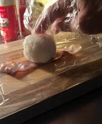 母が子につくる！うまみたっぷりベーコンを巻いた【おにぎり弁当】可愛い仕上がりも話題