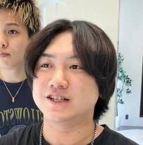 「アイロンだけで汗かくんで」スタイリングの煩わしさに悩む男性→美容師に“完全お任せ”で「動きのある無造作ヘア」に！想像以上の変身ぶりに注目集まる