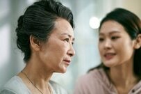 65歳以上夫婦世帯のお金事情「親への仕送り」平均月額5万6000円、「毎月の赤字」3万8000円の実態