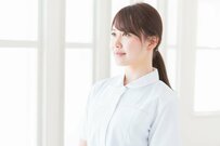 女性看護師の年収はいくら？平均年齢・勤続年数も【2023年更新版】