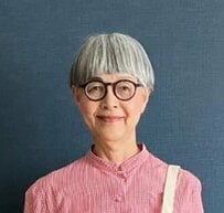 【70代マダム】『赤ブラウス』のポップなコーデが素敵！「真似したい装い」「元気が出る」の声