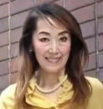 【70歳マダム】カーキの「ワイドパンツ」でこなれ感のある大人コーデ 「可愛くてかっこいい！」の声