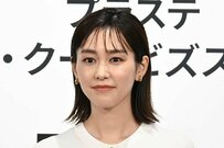 長靴姿でこの美脚！桐谷美玲の雨の日超ミニ丈コーデが反響「綺麗でかわいすぎる」「とてもママには見えない」「女子大生」の声