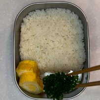 インパクト抜群！どーんとのった大きな【魚のフライ弁当】がトッピングたっぷりで美味しそう！カラフルな副菜にも注目！