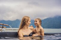 子育ての「これって何歳まで？」温泉での親子混浴、おかあさんといっしょの観賞
