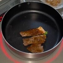 【茶色弁当】節約に励むシングルマザーが作るステーキをご飯に乗せたお弁当　シンプルながら豪快に詰めていく様子に注目