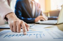 前年比は便利だが、思わぬ落とし穴あり。恥をかかないためには？