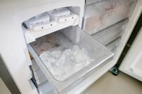 「冷凍庫に氷がない」→「たった30分で氷を作る」裏技が話題