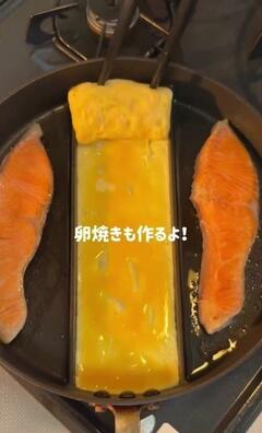 【おにぎり弁当】夫のお昼に、切り身から手作りした鮭フレークのおにぎり。枝豆の緑が散る3つ並びがかわいい！