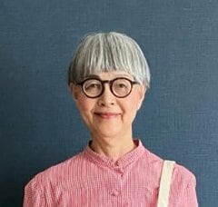 【70代マダム】『赤ブラウス』のポップなコーデが素敵！「真似したい装い」「元気が出る」の声